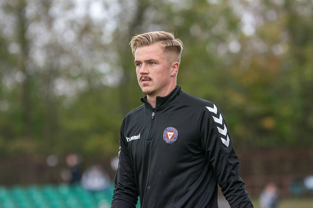 哈登受伤不是意外！多尔特多次挤掩护出现脏动作袭击裆部被驱逐.